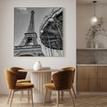 Obraz w ramie 50x50 - Zabawa w Paryżu - czarno białe zdjecie, wieża eiffla - rama drewno
