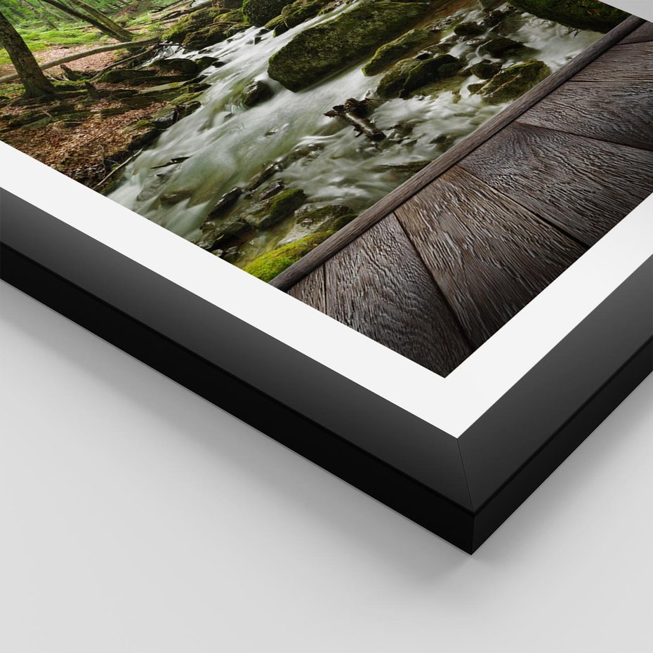 Plakat w ramie 30x40 - Strumyk w lesie - strumyk, w lesie - rama czarna