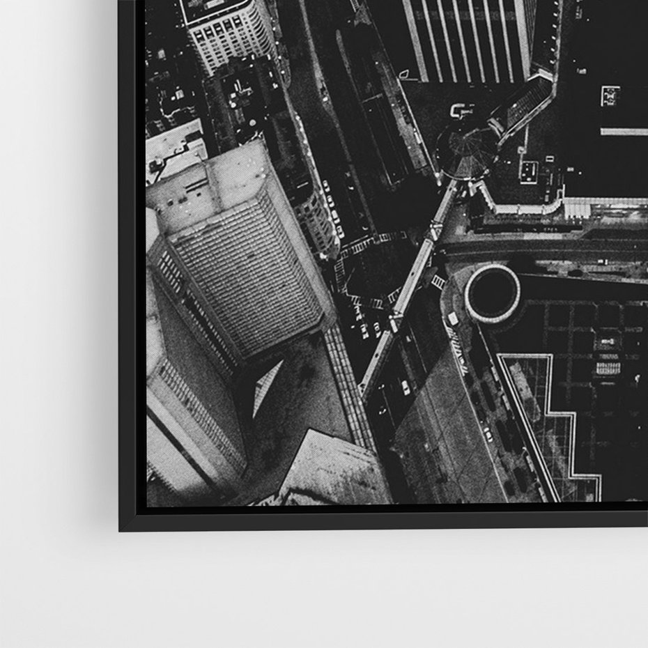 Obraz w ramie 70x100 - Kontrastujące miasto - miasto, biało - rama czarna