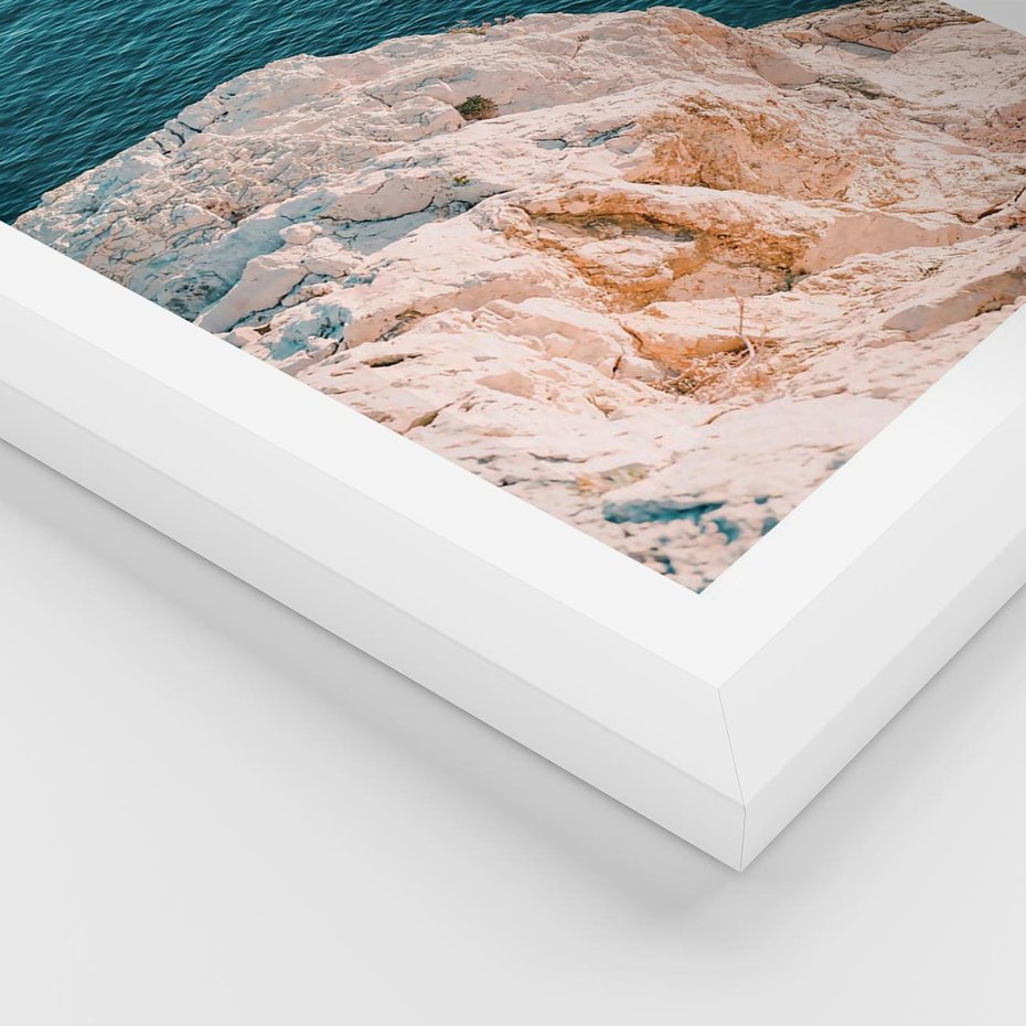 Plakat w ramie 50x70 - Klifowy Horyzont: Brzeg Morza - brzeg morza, klify - rama biała