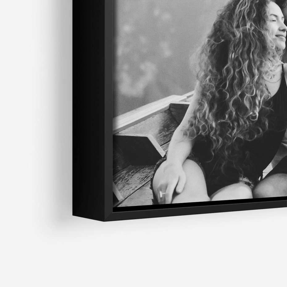 Obraz w ramie 50x50 - Księga mglistych marzeń - czarno biała fotografia, para zakochanych w łodzi - rama czarna