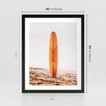 Plakat w ramie 40x50 - Deska w Piasku: Gotowa na Fale - plaża, pomarańczowa deska surfingowa wbita w piasek - rama czarna
