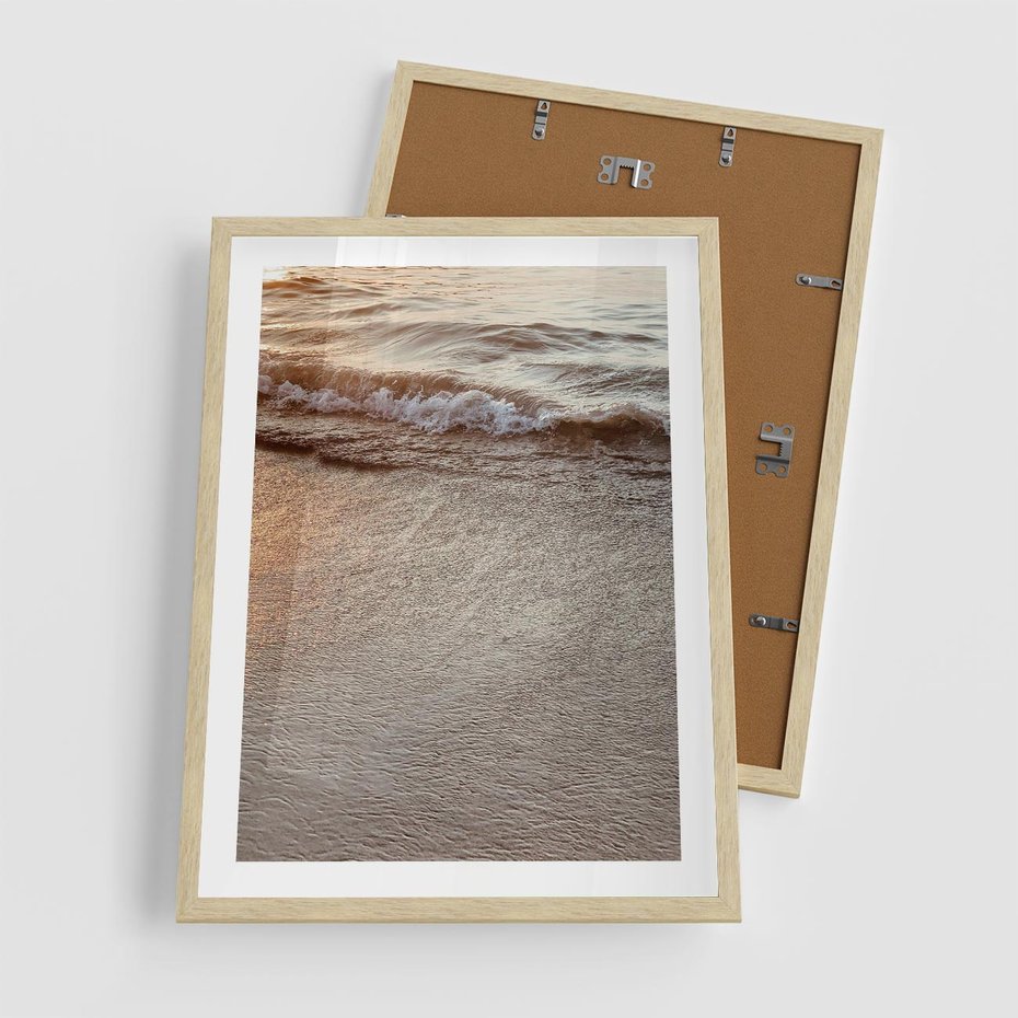 Plakat w ramie 50x70 - Spokój Morza: Fale na Plaży - fale, morze - rama drewno