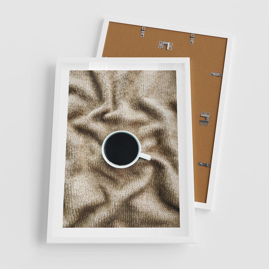 Plakat w ramie 50x70 - Filiżanka Kawy na Brązowym Kocu - kawa, czarna kawa - rama biała