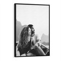 Obraz w ramie 50x70 - Księga mglistych marzeń - czarno biała fotografia, para zakochanych w łodzi - rama czarna