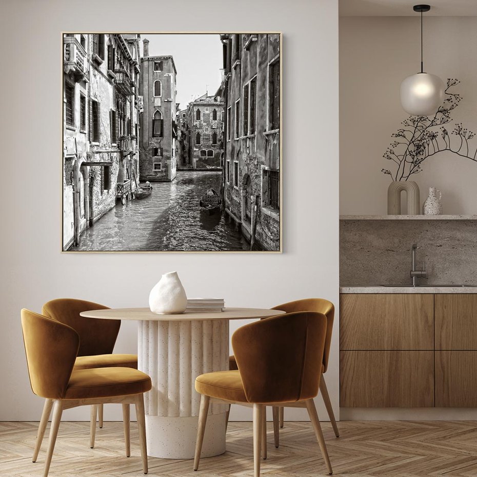 Obraz w ramie 80x80 - Weneckie Kanały - czarno białe zdjęcie, wenecja - rama drewno