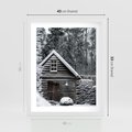 Plakat w ramie 40x50 - Zaklęta Zima - domek w lesie, śnieg - rama biała