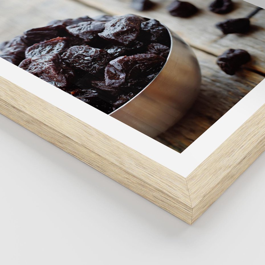 Plakat w ramie 50x70 - Smakowite rodzynki na talerzu - rodzynki, jedzenie - rama drewno