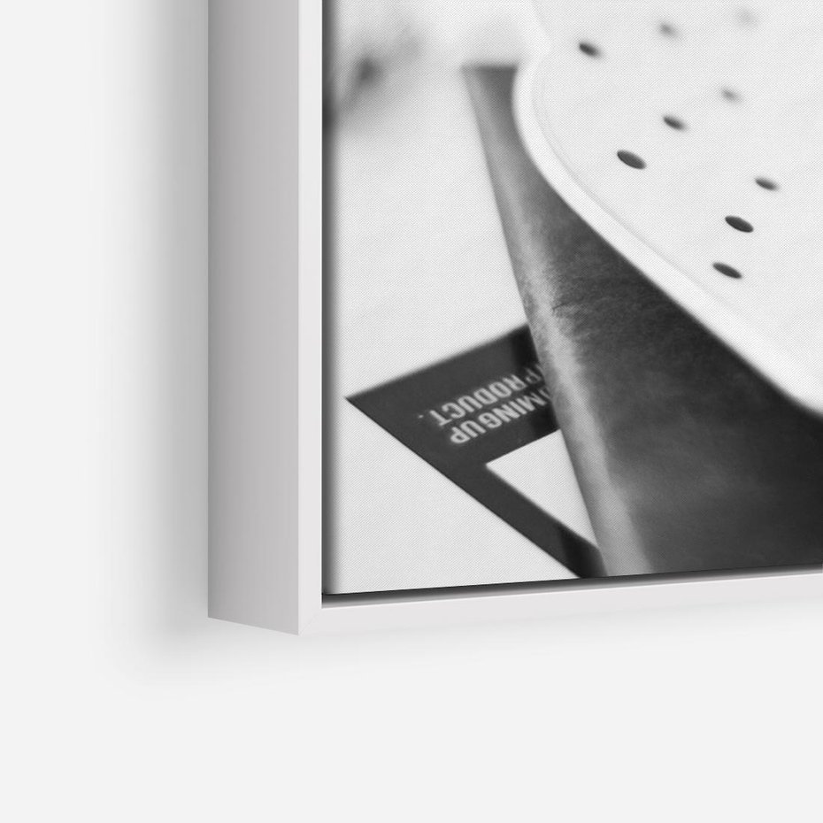 Obraz w ramie 100x70 - Makaroniki w Szarości - czarno biała fotografia, plakat - rama biała
