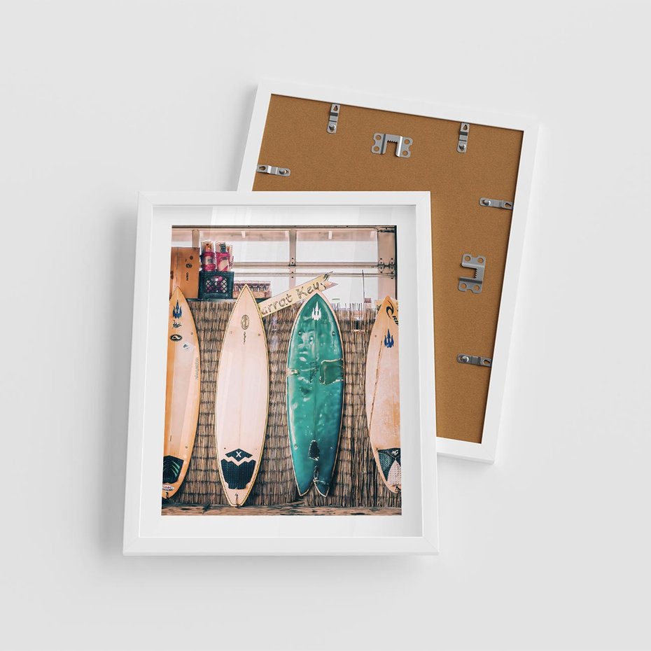 Plakat w ramie 40x50 - Deski Surfingowe w Pionie - deski surfingowe, ustawione pionowo - rama biała