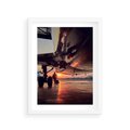 Plakat w ramie 30x40 - Podróż ku Zachodzącemu Słońcu - samolot, scena na lotnisku - rama biała