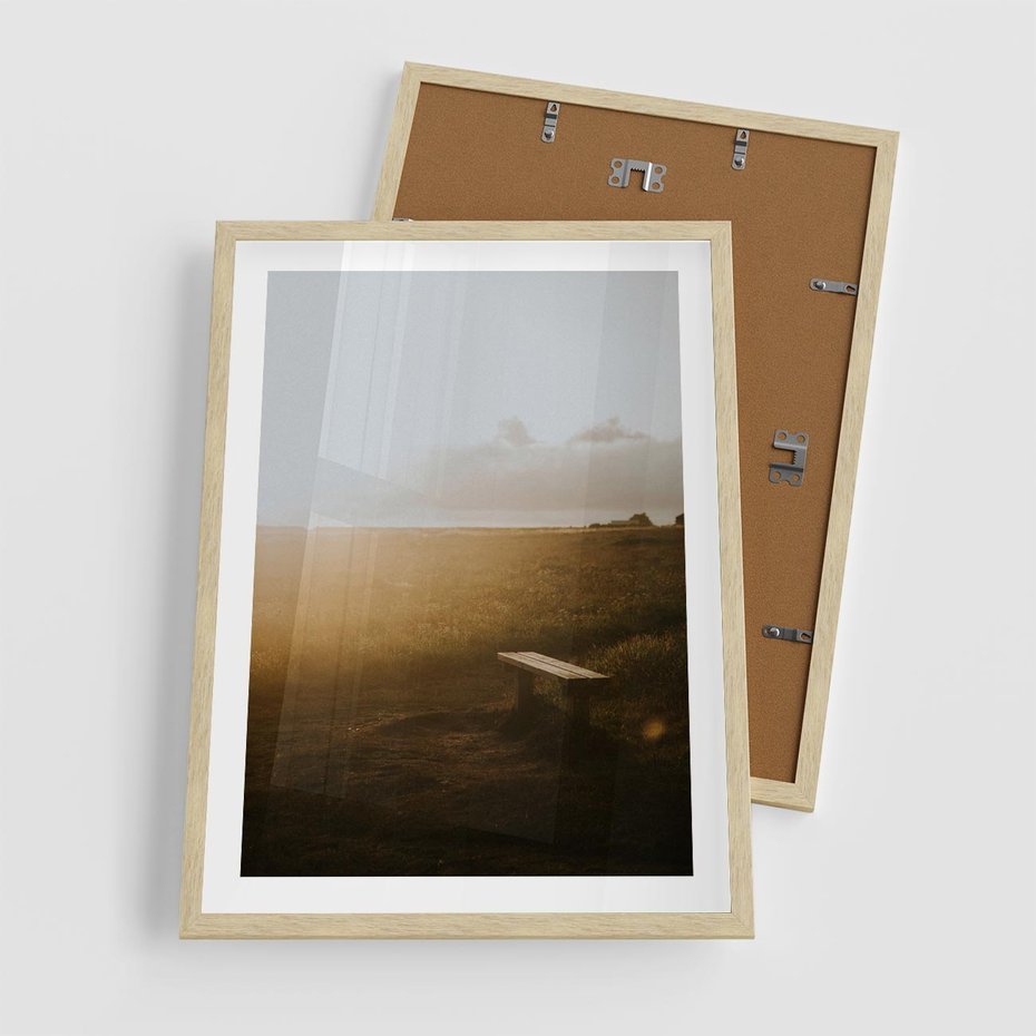 Plakat w ramie 50x70 - Mglisty zachód słońca na ławeczce - mgła, zachód - rama drewno