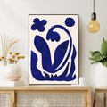 Obraz w ramie 70x100 - Bezgraniczne Echa Serca - abstrakcyjny obraz plakat, dziwne niebieskie kształty przypominają kwiat - rama czarna