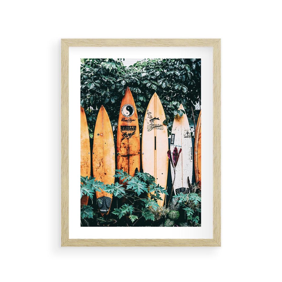 Plakat w ramie 30x40 - Surfowanie w Harmonii z Naturą - deski surfingowe, oparte o rośliny - rama drewno
