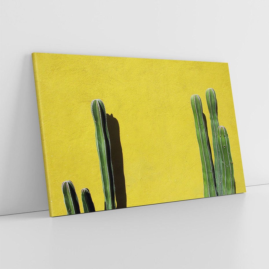 Obraz na płótnie 120x80 - Refleksje w roślinnym odbiciu - zielone kaktusy na tle żółtej ściany, soczyste kolory