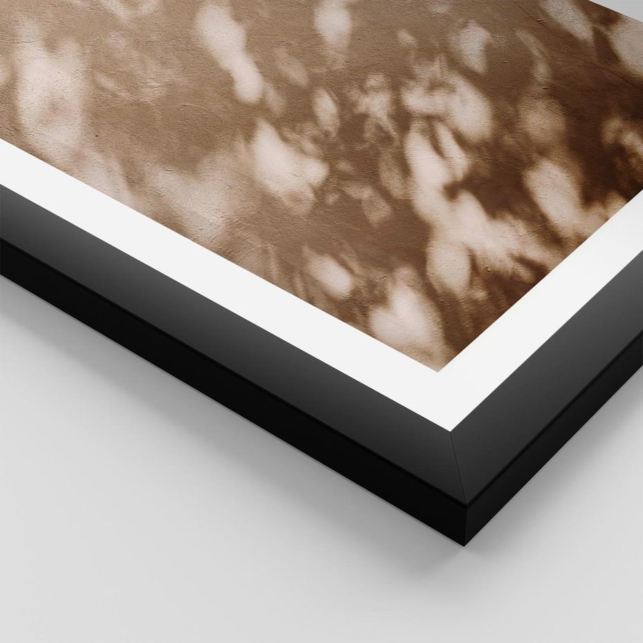 Plakat w ramie 50x70 - Abstrakcyjna Kompozycja: Cień na Ścianie - cień na ścianie, beżowe kolory - rama czarna