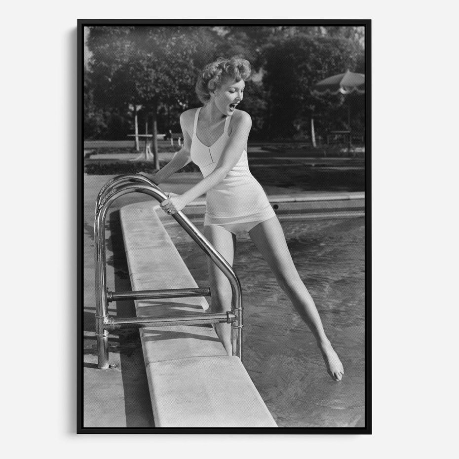 Obraz w ramie 70x100 - Retro Basen - retro zdjęcie, czarno białe - rama czarna