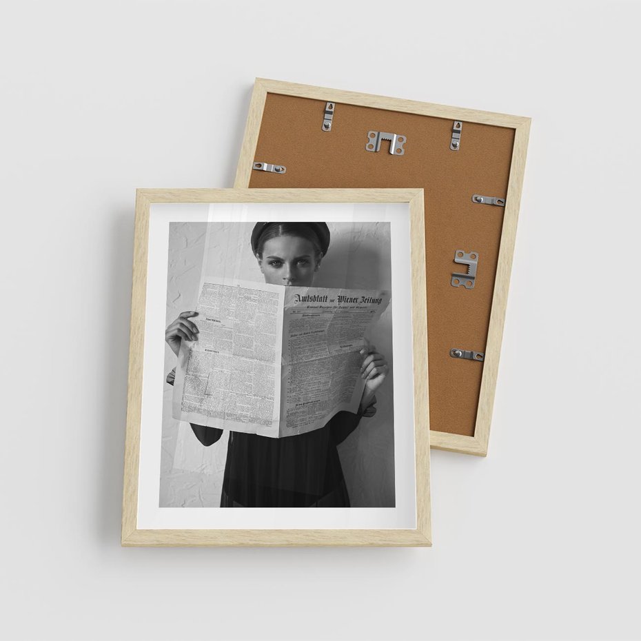 Plakat w ramie 40x50 - Nowe Wiadomości - retro zdjęcie, czarno białe - rama drewno