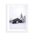 Plakat w ramie 50x70 - Zimowy Azyl: Domek w Górach - domek w górach, śnieg - rama biała