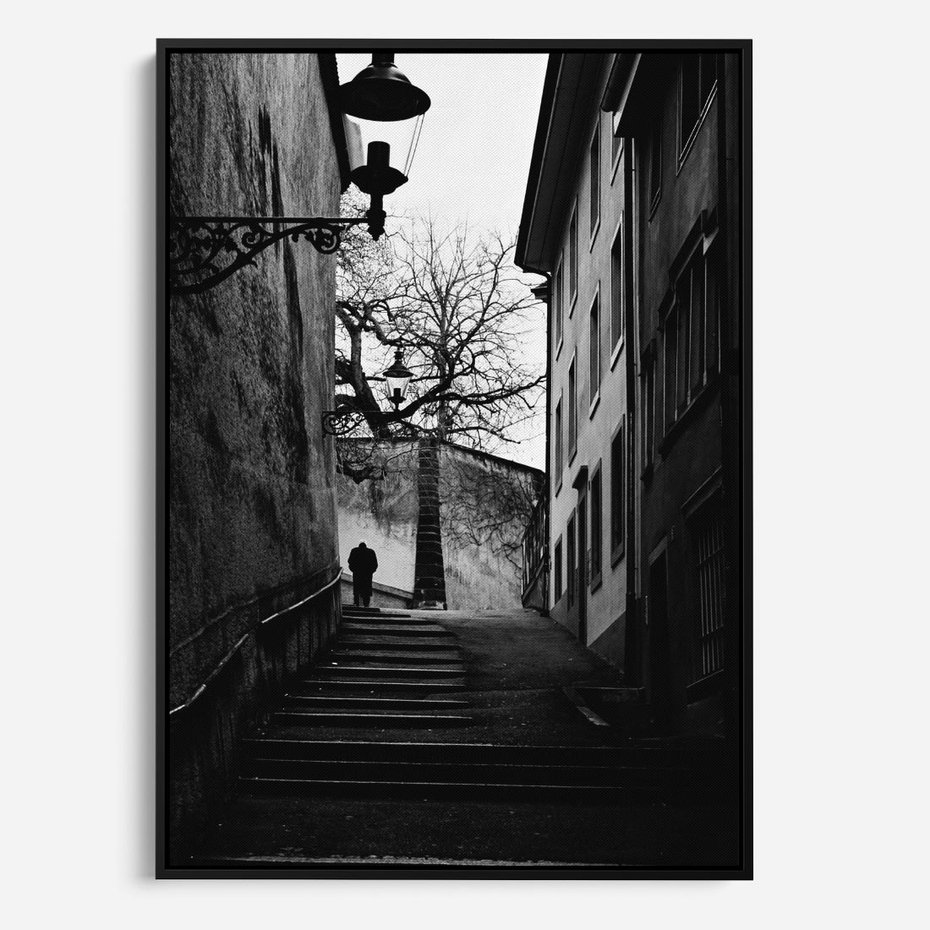 Obraz w ramie 50x70 - Ukryta Uliczka - czarno białe zdjęcie, schody - rama czarna