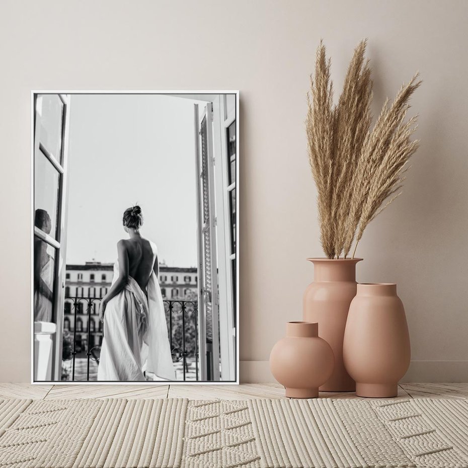 Obraz w ramie 70x100 - Poranki w Paryżu - czarno białe zdjęcie, kobieta w prześcieradle na balkonie - rama biała