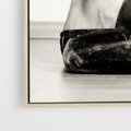 Obraz w ramie 100x70 - W Monochromatycznych Nutach - fotografia, czarno biała - rama drewno