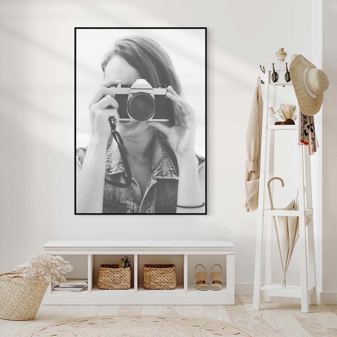 Obraz w ramie 70x100 - Zrób mi Zdjęcie - fotografia, kobieta z aparatem - rama czarna