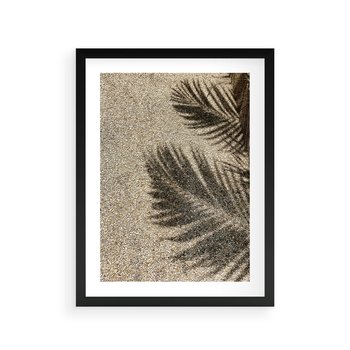 Plakat w ramie 30x40 - Plażowa Idylla - palma, cień na piasku - rama czarna
