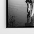 Obraz w ramie 50x70 - Kapiel w Mieście - czarno białe zdjęcie, kobieta wchodzi do wody - rama czarna