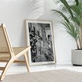 Plakat w ramie 30x40 - Nadmorska Uliczka - czarno białe zdjecie, uliczka w nadmorskim mieście - rama drewno