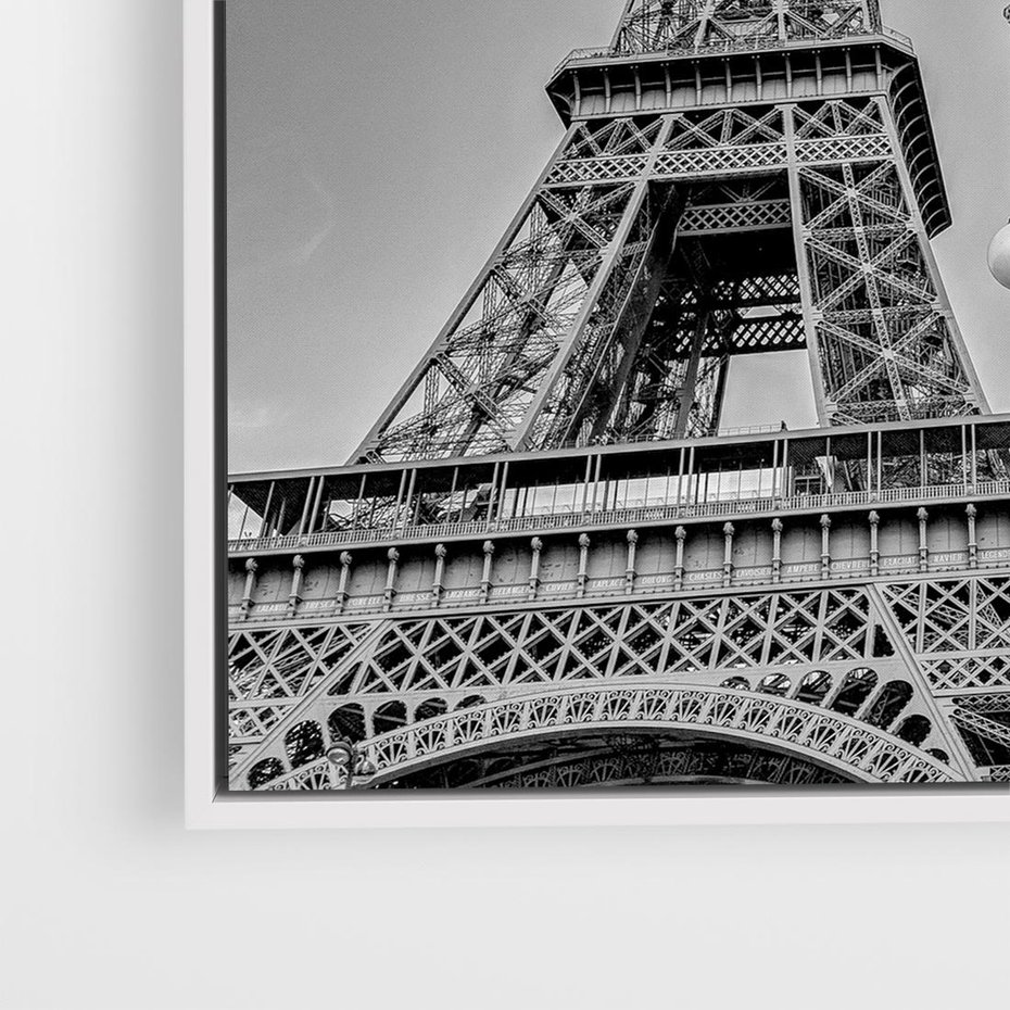 Obraz w ramie 80x80 - Zabawa w Paryżu - czarno białe zdjecie, wieża eiffla - rama biała