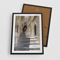 Plakat w ramie 50x70 - Urok uliczki: perspektywa miasta - uliczka, perspektywa - rama czarna