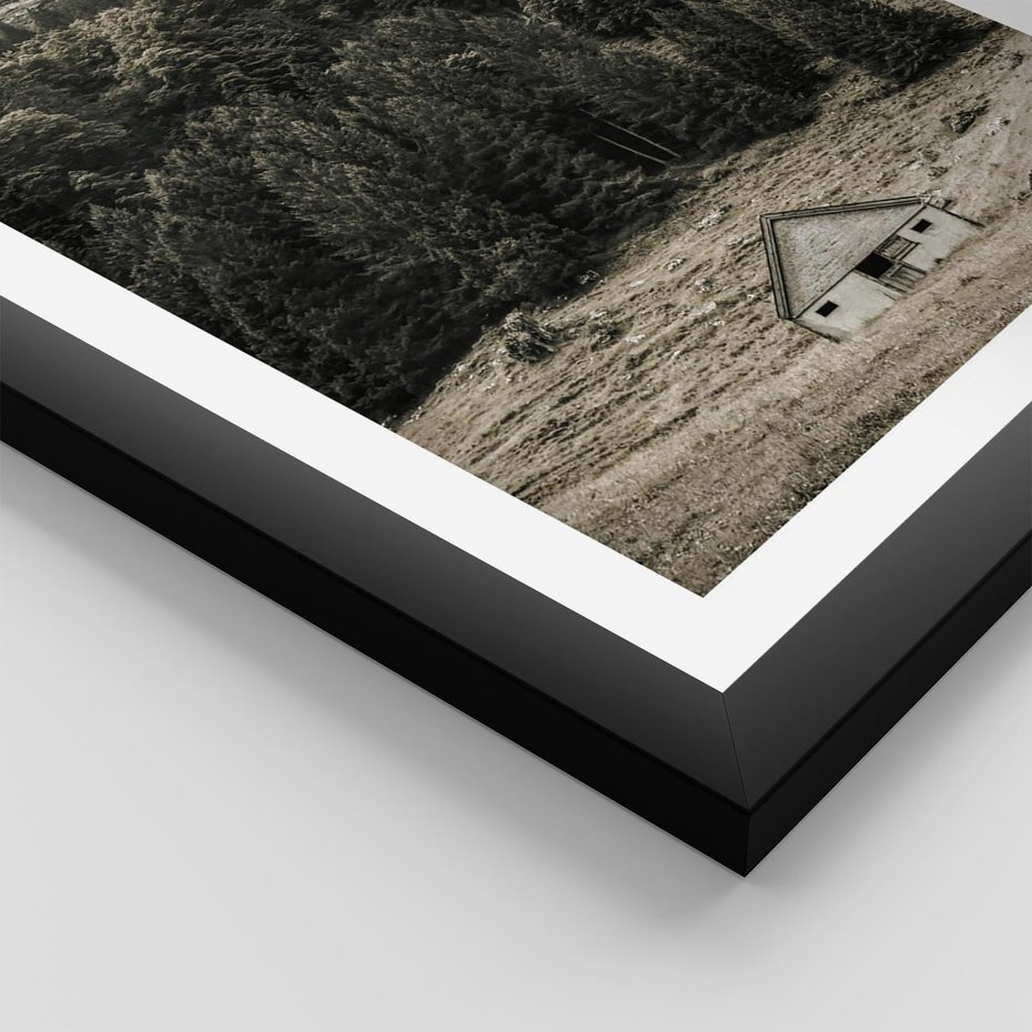 Plakat w ramie 30x40 - Dom w Odcieniach Natury - domek w górach, góry - rama czarna