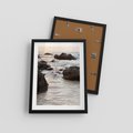Plakat w ramie 30x40 - Dramatyczna Sceneria: Morze i Skały nad Brzegiem - fale, morze - rama czarna