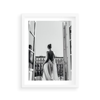 Plakat w ramie 40x50 - Poranki w Paryżu - czarno białe zdjęcie, kobieta w prześcieradle na balkonie - rama biała