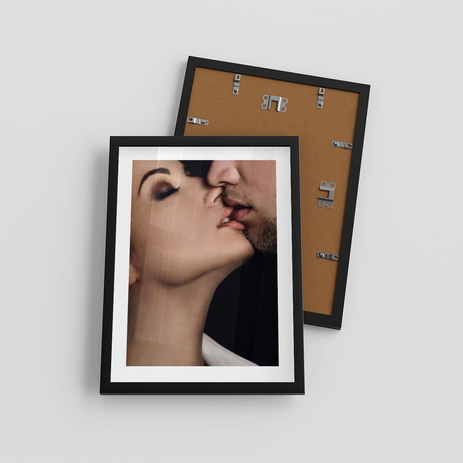 Plakat w ramie 30x40 - Miłosne Uczucia - kobieta, pocałunek - rama czarna