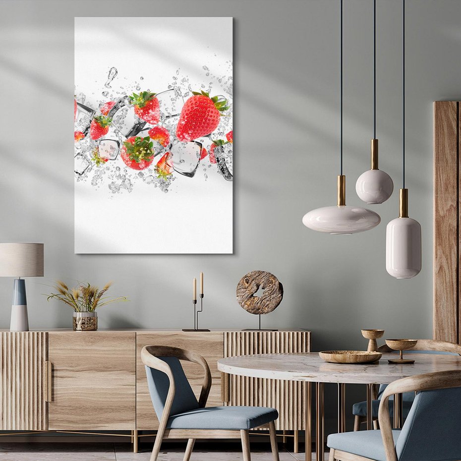 Obraz na płótnie 80x120 - Oaza świeżości: truskawki w wodzie - truskawki, woda