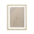 Plakat w ramie 30x40 - Ślady na Złocistym Piasku - piasek, ślady stóp na piasku - rama drewno