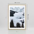 Plakat w ramie 50x70 - Zimowa Magia Gór: Śnieżne Szczyty - grajobraz górski, zima - rama drewno