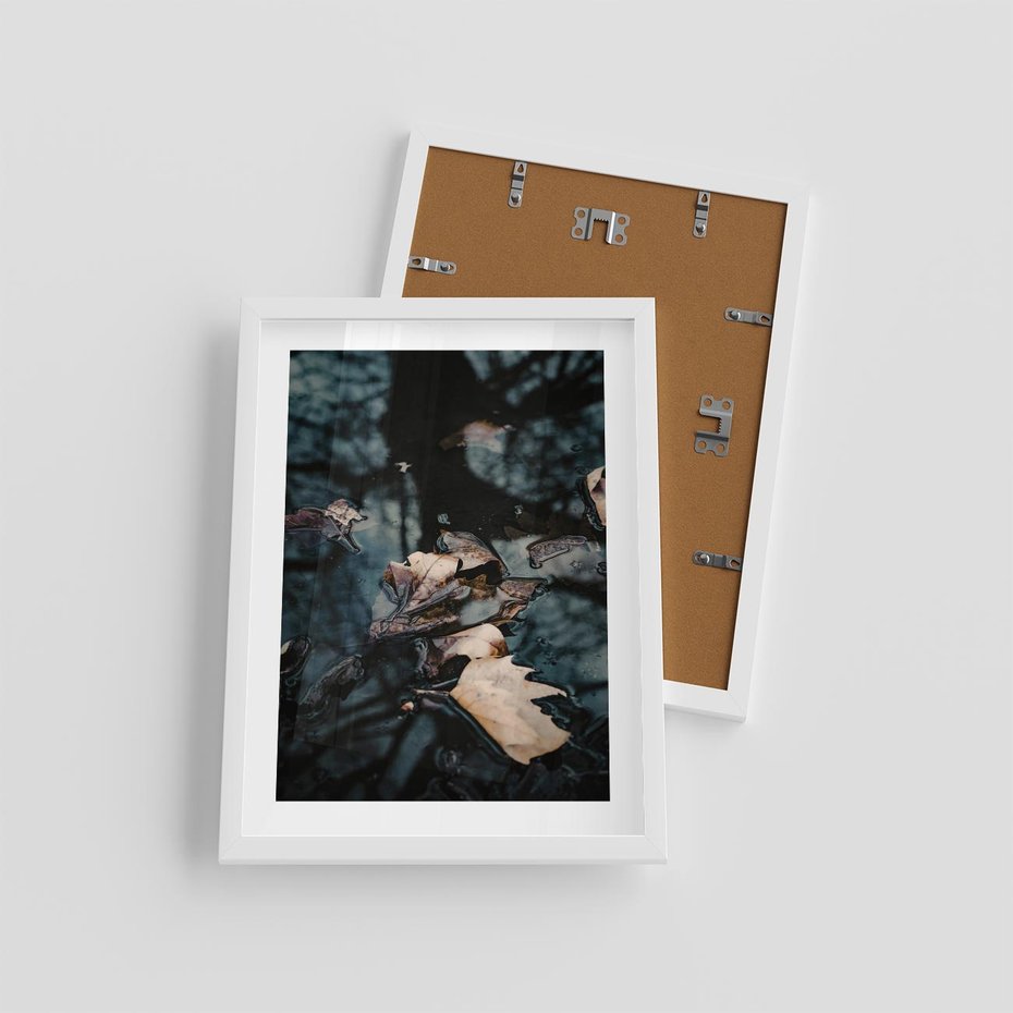 Plakat w ramie 30x40 - Jesienne Liście w Kałużach: Odbicie Natury - jesienne liście wkałuży, fotografia - rama biała