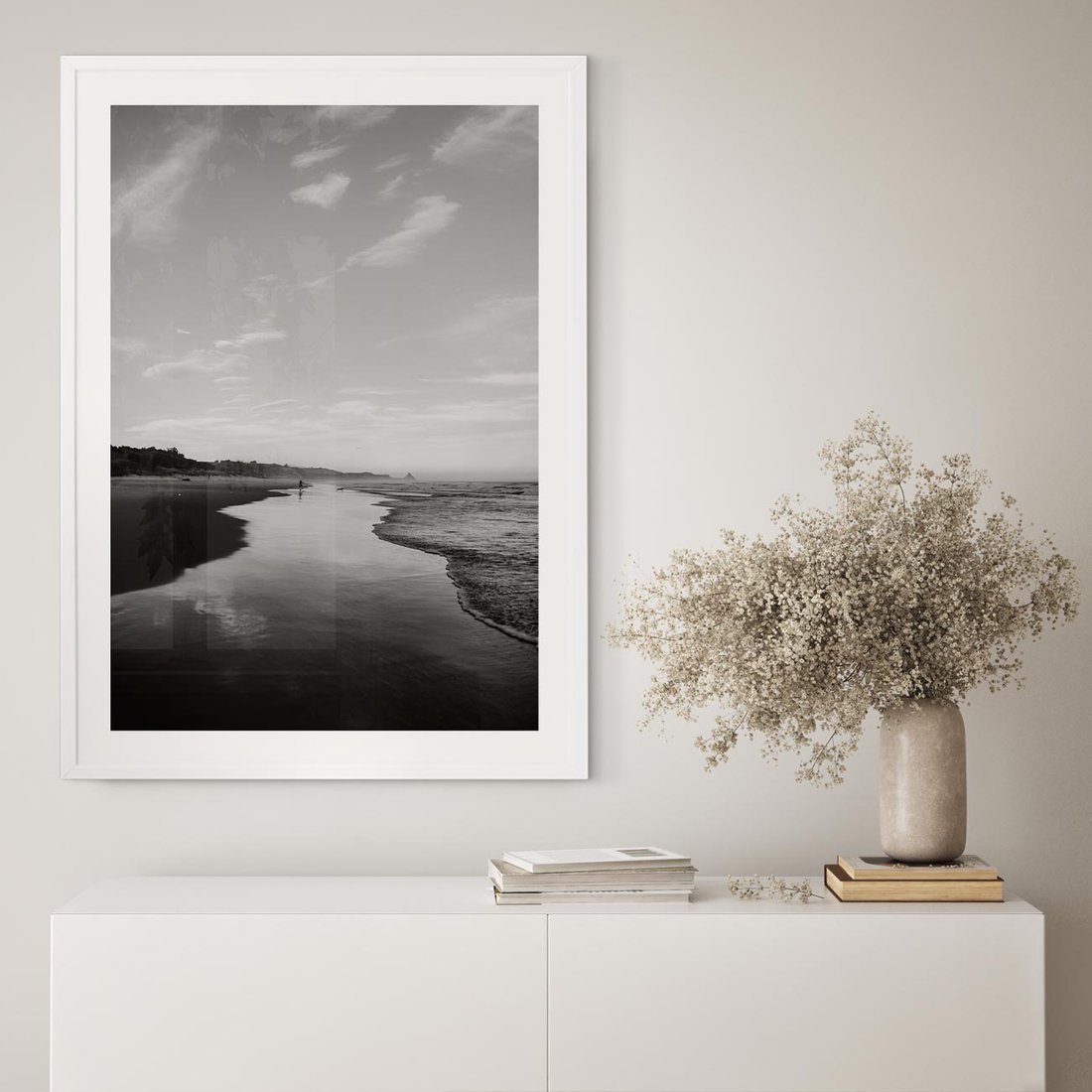 Plakat w ramie 30x40 - Nadmorska Melodia - czarno białe zdjęcie, plaża - rama biała