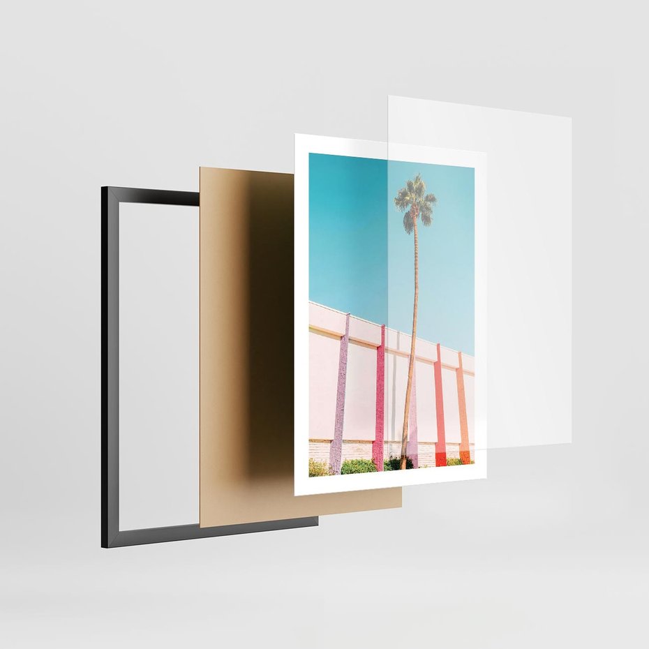 Plakat w ramie 50x70 - Tropikalny Kontrast - palma na tle błękitnego nieba, kolorowy mur - rama czarna