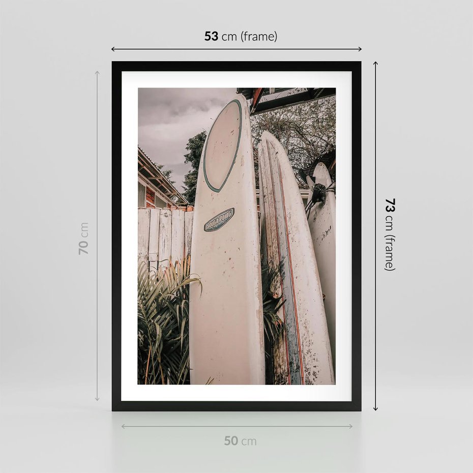 Plakat w ramie 50x70 - Deski Surfingowe czekają na Fale - deski surfingowe, stoją pod płotem - rama czarna