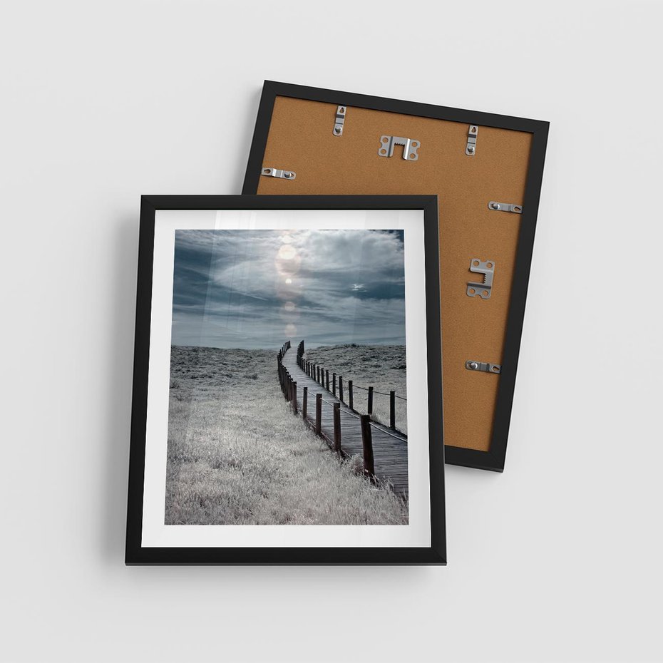Plakat w ramie 40x50 - Burzowy pomost na plaży - plaża, pomost - rama czarna