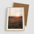 Plakat w ramie 50x70 - Łąka we Wschodzącym Słońcu: Magia Poranka - łąka, krajobraz - rama drewno