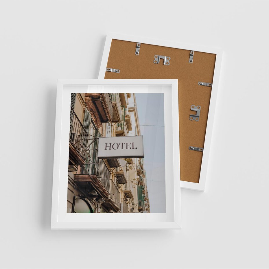 Plakat w ramie 40x50 - Magiczne Spacery - hotel, uliczka - rama biała