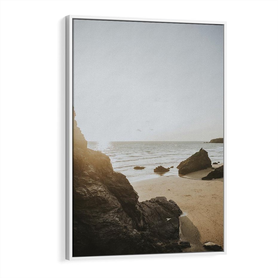 Obraz w ramie 80x120 - Magia Wieczornego Spokoju - plaża, zachód - rama biała