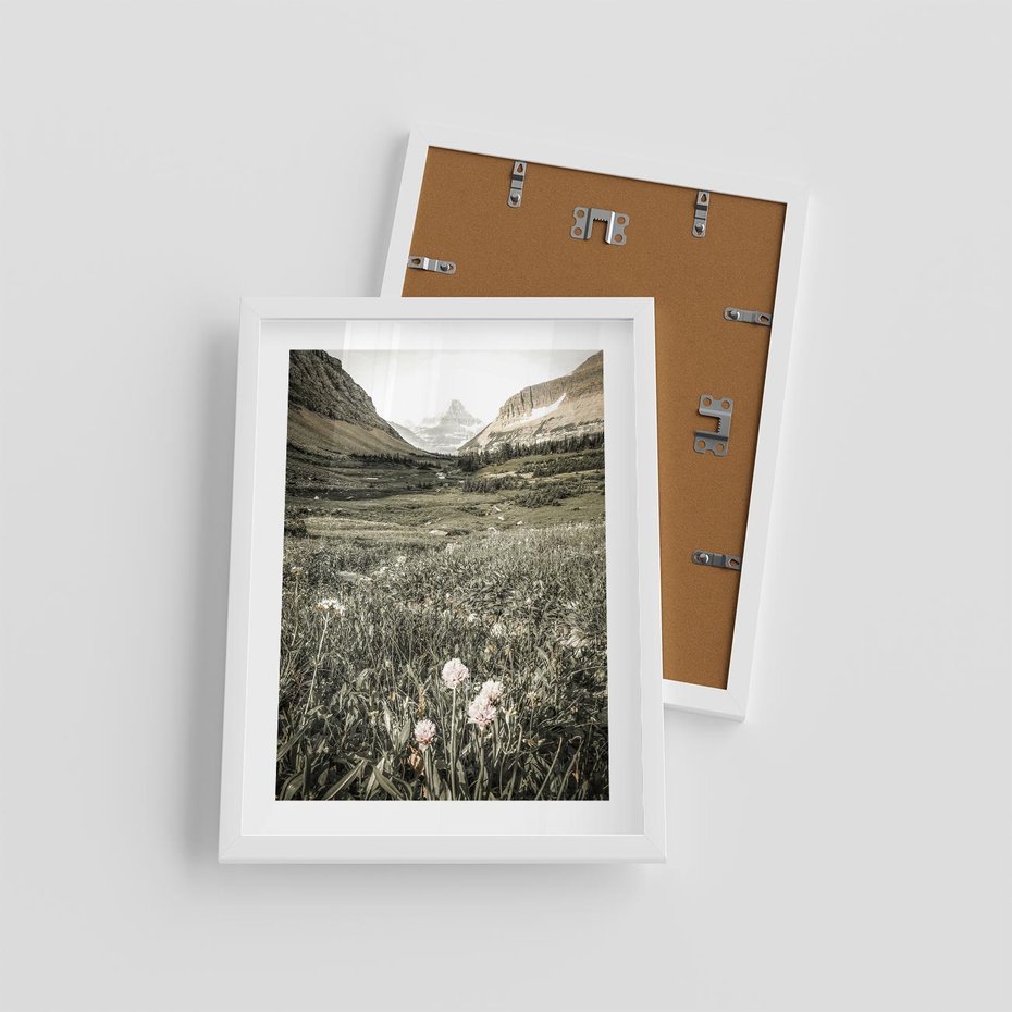 Plakat w ramie 30x40 - Nostalgiczne Góry - górski krajobraz, łaka w górach - rama biała