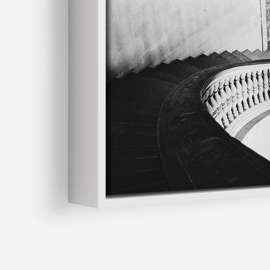 Obraz w ramie 70x100 - Po Schodach w Dół - czarno białą fotgrafia, zakręcone schody w starek kamienicy - rama biała