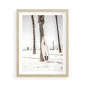 Plakat w ramie 50x70 - Plażowy Relaks - deska surfingowa, oparta o palmę - rama drewno